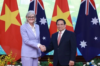 El primer ministro Pham Minh Chinh se reúne con el gobernador general de Australia, Sam Mostyn. (Foto: VNA)