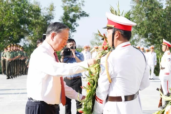El secretario general del Partido Comunista de Vietnam, To Lam, visita el sitio histórico y cultural de Bau Rong (Foto: VNA)