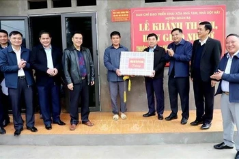 La familia que recibe su primera casa en el marco del programa "Eliminación de viviendas precarias y deterioradas" en el Grupo 4, localidad de Tam Son, distrito de Quan Ba, provincia de Ha Giang. (Foto: VNA)