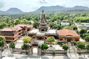 Estatua de Amitābha de 24 metros en la pagoda Kim Tien en An Giang