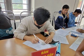 Un mostrador guía a los usuarios para realizar trámites administrativos en el Centro de Servicios Administrativos de la comuna de Tua Sin Chai, provincia de Lai Chau. (Foto: VNA)