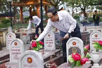 El presidente de la Asamblea Nacional, Tran Thanh Man, deposita flores en el Cementerio Nacional de los Mártires de la Carretera 9, en la provincia de Quang Tri (Foto: VNA)