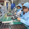Inspección de calidad del producto antes del envío en la empresa Vietonic, en el Parque Industrial Dinh Tram, de la provincia de Bac Ninh. (Fuente: VNA)