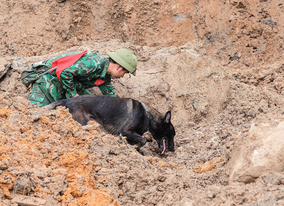 Los soldados de la División 316 siempre están presentes para ayudar a las personas a superar las consecuencias de las inundaciones. (Foto: VNA)