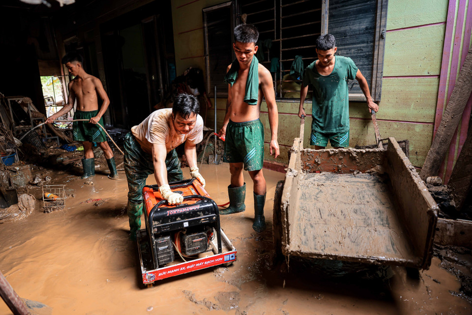 Soldados de la División 316 ayudan a la gente de la comuna de Phuc Khanh, distrito de Bao Yen, a limpiar sus casas después de las inundaciones. (Foto: VNA)