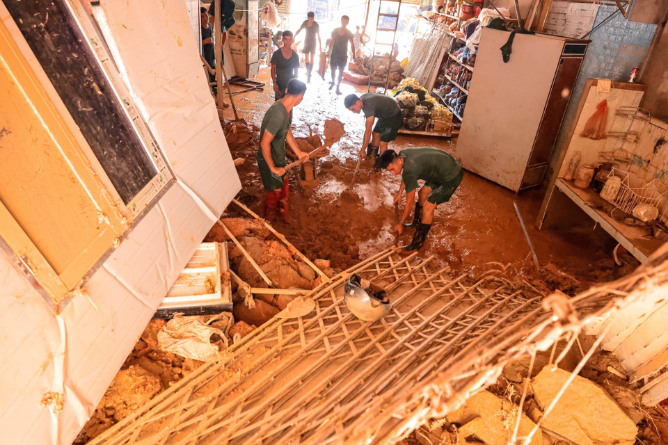 El ejército siempre acude a los lugares más difíciles y peligrosos para rescatar a las víctimas afectadas por tormentas e inundaciones. (Foto: VNA)