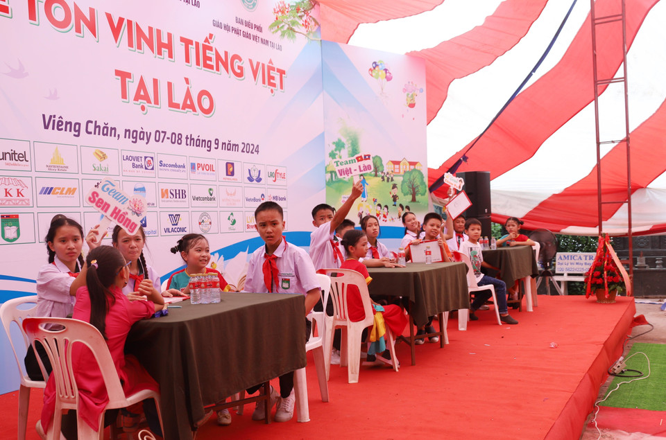 Concurso "Entendernos unos a otros a través del vietnamita" de estudiantes de ambos países en la ceremonia de honor del idioma vietnamita en Laos en 2024. (Fuente: VNA)