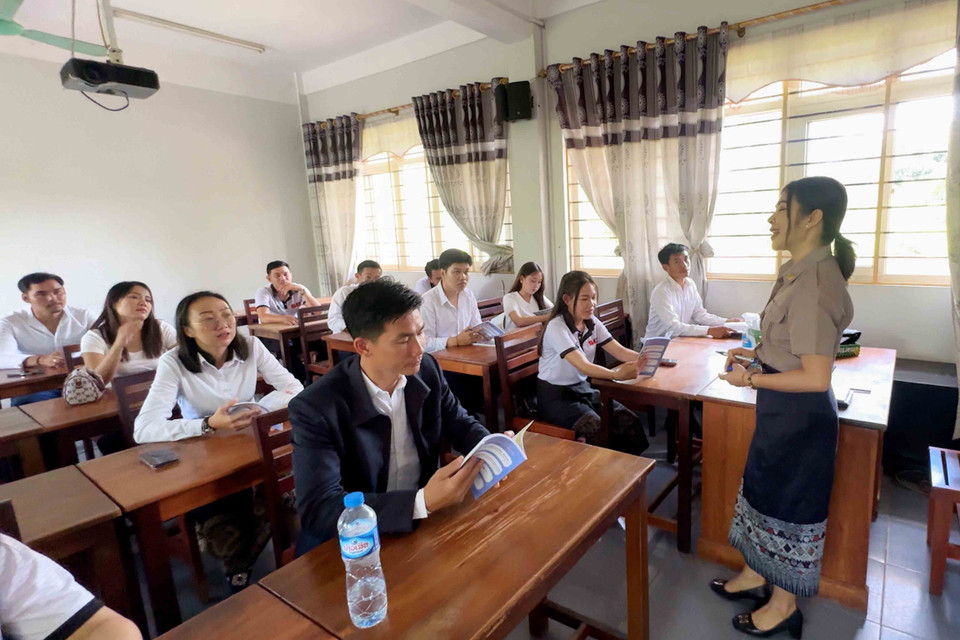 Clase preparatoria de vietnamita para funcionarios de Laos impartida por Lanny Phetnion en el Departamento de Lengua Vietnamita de la Universidad Nacional de Laos. (Fuente: VNA)