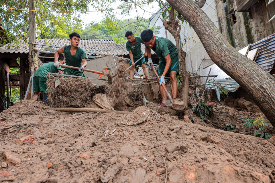 Los soldados de la División 316 siempre están presentes para ayudar a las personas a superar las consecuencias de las inundaciones. (Foto: VNA)