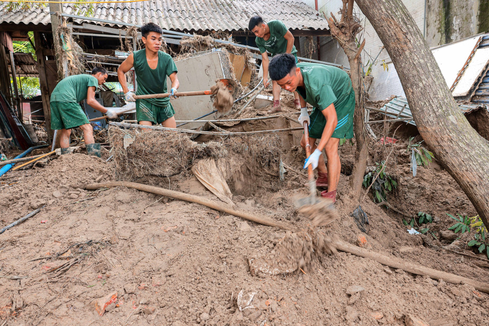 Oficiales y soldados de la División 316 apoyan a las personas de la comuna de Phuc Khanh, distrito de Bao Yen, para superar las consecuencias de las inundaciones. (Foto: VNA)