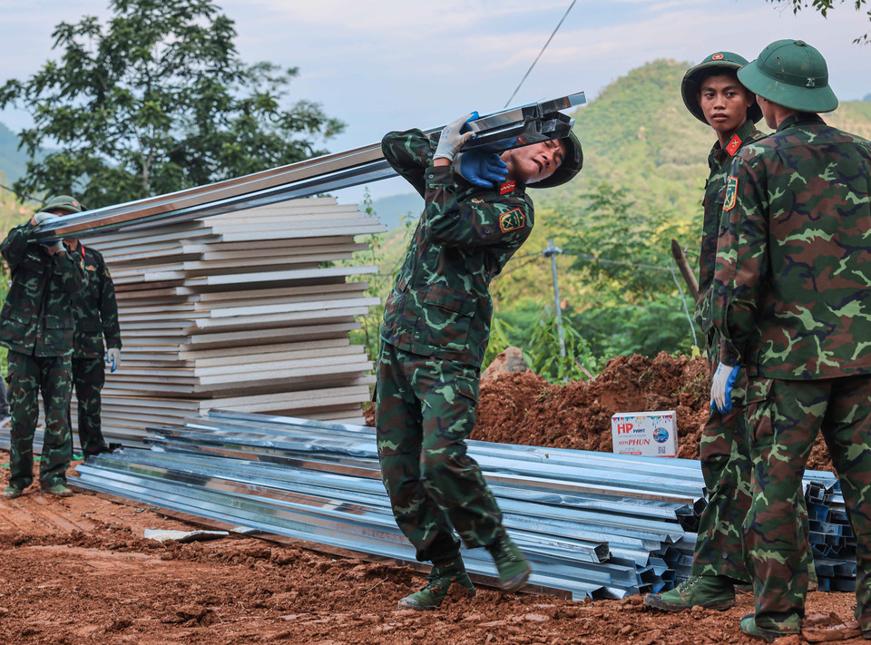 Los soldados están presentes en el distrito de Bao Yen, apoyando la construcción de viviendas para las personas de la aldea Nu que perdieron sus hogares debido a las inundaciones repentinas. (Foto: VNA)