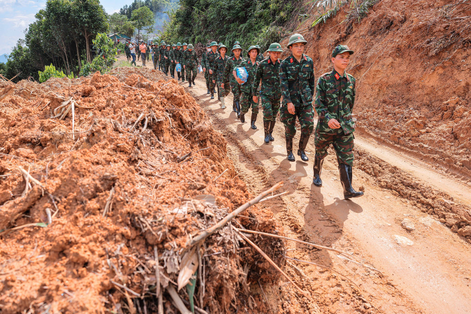 El ejército siempre acude a los lugares más difíciles y peligrosos para rescatar a las víctimas afectadas por tormentas e inundaciones. (Foto: VNA)