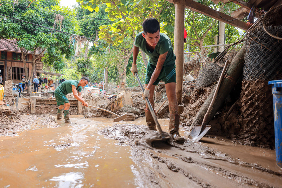 El ejército siempre está presente en primera línea en la prevención de tormentas e inundaciones, ayudando a las personas a recuperarse rápidamente y estabilizar sus vidas. (Foto: VNA)