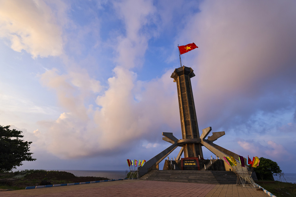 La asta de la bandera de la isla Con Co tiene 38,8 m de altura y la bandera nacional de 24 m2 de ancho ondea día y noche. (Foto: VNA)