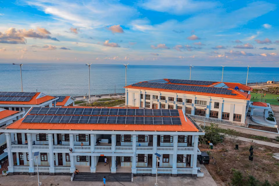 La isla de Truong Sa Lon tiene tres edificios de nueva construcción que brindan alojamiento a cientos de pescadores para protegerse de las tormentas, ayudándolos a sentirse seguros al explotar y capturar mariscos en el área del distrito de la isla de Truong Sa. (Foto: VNA)