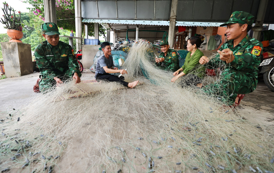 Los guardias fronterizos de la estación Con Co y los pescadores de la isla. (Foto: VNA)