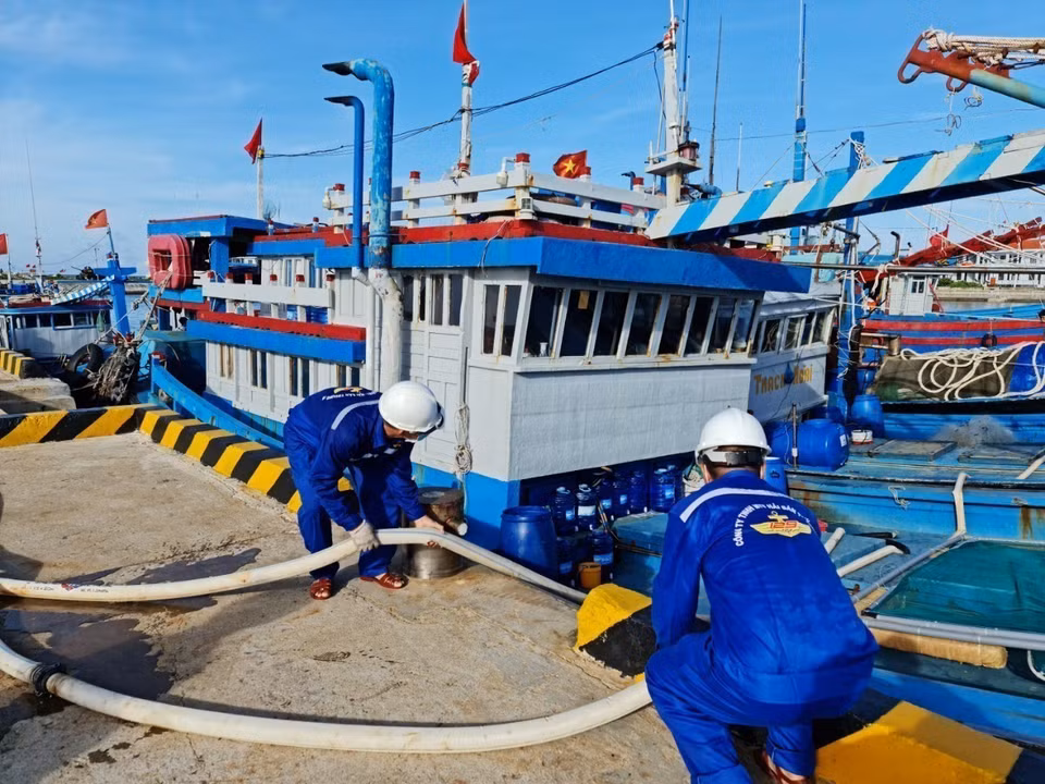 El Centro de Logística Pesquera de la isla Truong Sa Lon proporciona agua dulce gratuita a los barcos pesqueros. (Foto: VNA)