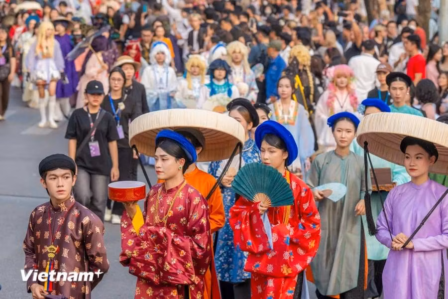 El desfile de este año tiene el tema "Flujo de trajes antiguos" para celebrar el décimo aniversario del movimiento de trajes antiguos vietnamitas (2014-2024) y sumergirse en la "Encrucijada creativa" de la nueva era cultural. (Foto: Vietnam+)