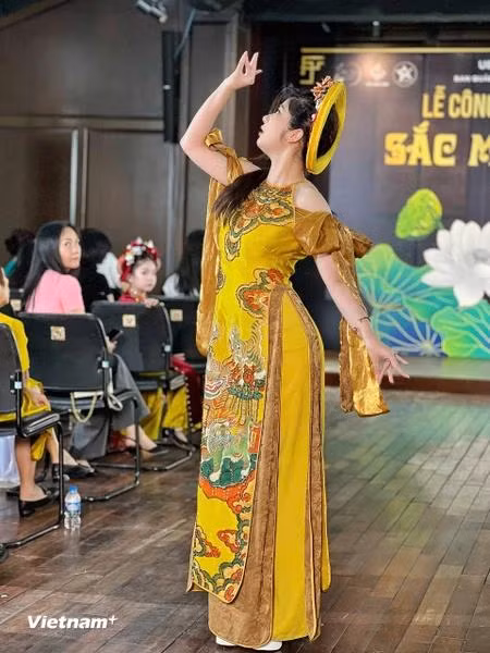 El evento es una de las acciones del Festival de Diseño Creativo de Hanoi y en conmemoración del 19 Aniversario del Día del Patrimonio Cultural de Vietnam, organizada por la Junta Directiva del Lago Hoan Kiem y el Casco Antiguo de la capital, en coordinación con la empresa Tan Thanh An. (Foto: Vietnam+)