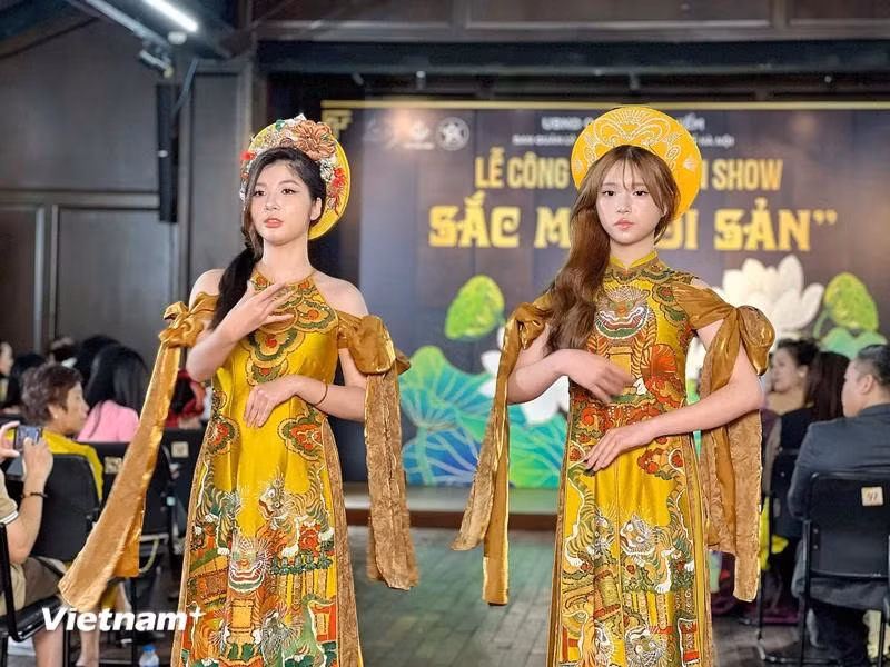 Durante el espectáculo "Colores patrimoniales", la diseñadora Chau Loan presentará al público una colección de ao dai "Aspecto antiguo", el artista Vinh Quang mostrará la colección de brocado “Non Cao” y la diseñadora Hang Nguyen lanzará la colección “Flor de loto”. (Foto: Vietnam+)
