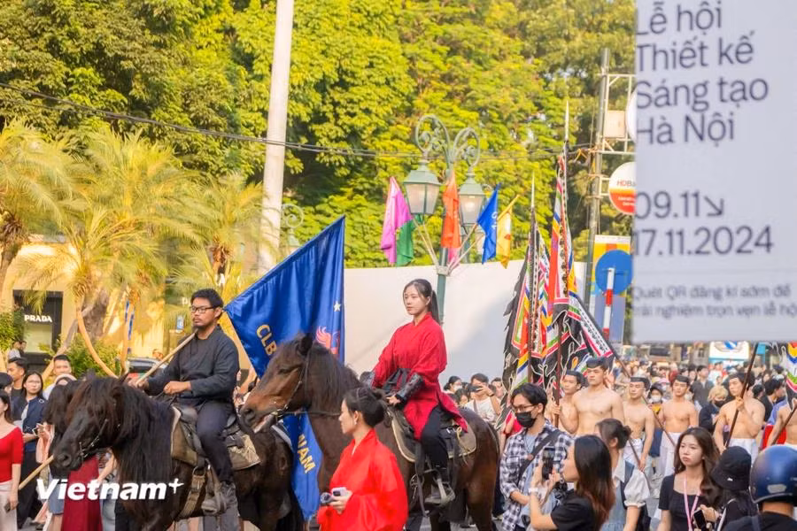 La imagen de jóvenes vistiendo trajes antiguos vietnamitas montando a caballo crea una imagen espectacular. (Foto: Vietnam+)
