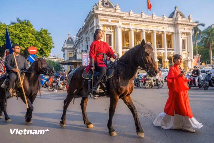 Según información de los organizadores, el Festival de Trajes vietnamitas tiene como punto culminante la imagen de "caballos de guerra" saliendo a las calles. Esta es una manera de aumentar la conciencia sobre el mayor evento jamás realizado. (Foto: Vietnam+)
