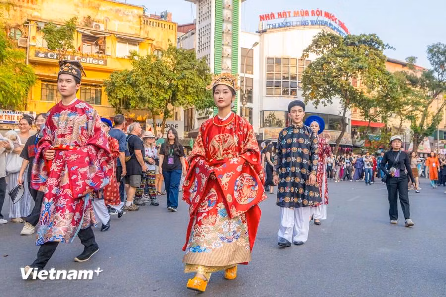 Tras el éxito de 2022 y 2023, este año el desfile comenzará en el Museo de Historia Nacional, pasará por la Ópera de Hanoi, la Plaza de la Revolución de Agosto, recorrerá la calle Trang Tien y entrará en el espacio de la calle peatonal Hoan Kiem. (Foto: Vietnam+)