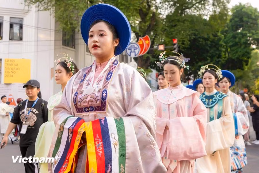 "Bach Hoa Bo Hanh" se realiza anualmente para honrar, presentar y demostrar la belleza de los trajes tradicionales vietnamitas, como el ao dai y el vestido de cinco piezas. También es una oportunidad para compartir el amor de individuos y grupos de investigación, recolección y aplicación de trajes antiguos en Hanoi, contribuyendo a acercar el ao dai al público a través de actividades de promoción turística. (Foto: Vietnam+)