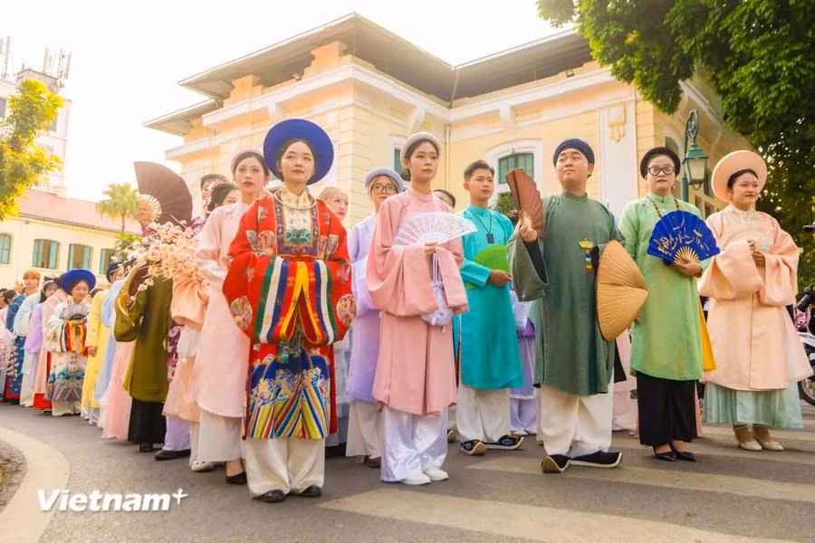 El festival de este año reúne al mayor número de participantes en el desfile, con casi 500 personas. (Foto: Vietnam+)