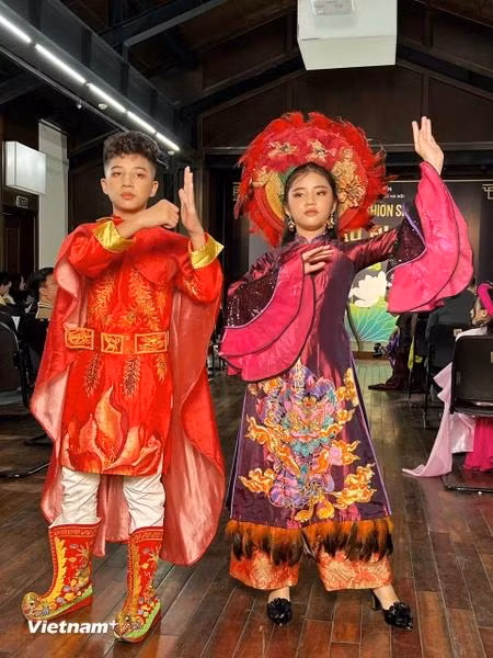 La subdirectora de la junta directiva del lago Hoan Kiem y el casco antiguo de Hanoi, Tran Thi Thuy Lan, explicó que este no es sólo un desfile de moda, sino también un viaje para devolver al público a sus raíces. (Foto: Vietnam+)