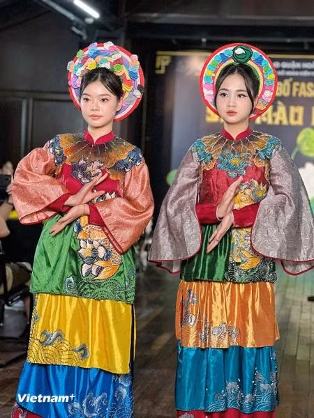 La diseñadora Chau Loan detalló que "Aspecto antiguo" es una colección de ao dai pintado a mano, inspirada en la belleza tradicional del traje nacional, que une la quintaesencia cultural y los valores antiguos. (Foto: Vietnam+)