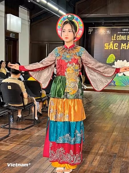 Los diseños están inspirados en la exquisita belleza y diversidad del patrimonio cultural tradicional, con la intención de acercar al público una imagen colorida imbuida del espíritu del arte, donde la moda y el patrimonio se fusionan para crear momentos imborrables. (Foto: Vietnam+)
