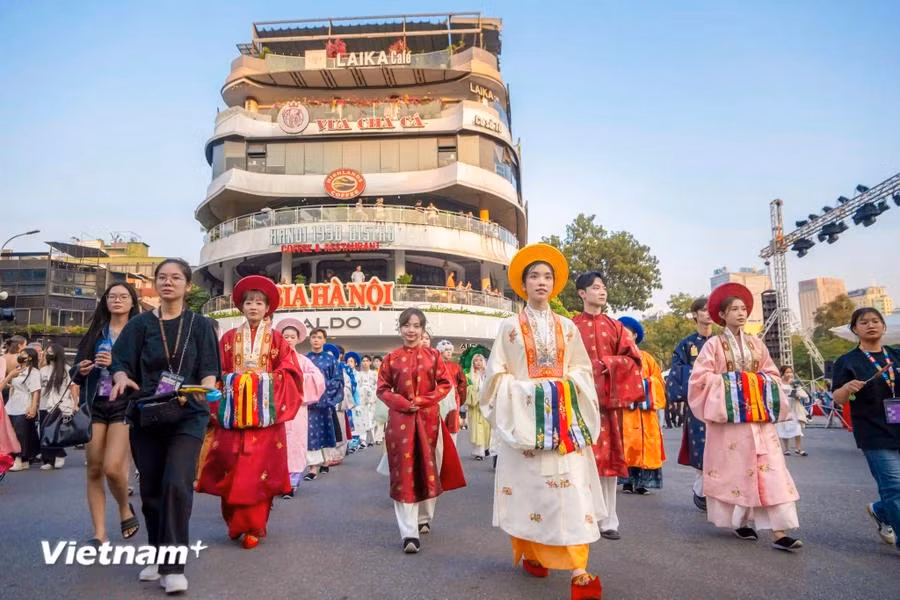 El 17 de noviembre se realizó en Hanoi el IV Festival de Trajes Vietnamitas “Bach Hoa Bo Hanh” en 2024. (Foto: Vietnam+)