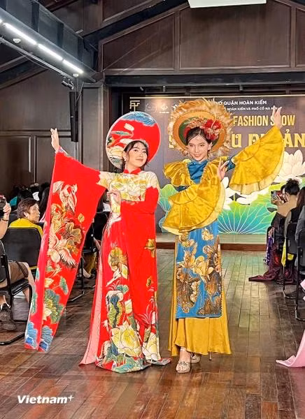 La colección de ao dai "Flor de loto" de la diseñadora Hang Nguyen honra a las féminas vietnamitas resistentes e indomables. (Foto: Vietnam+)