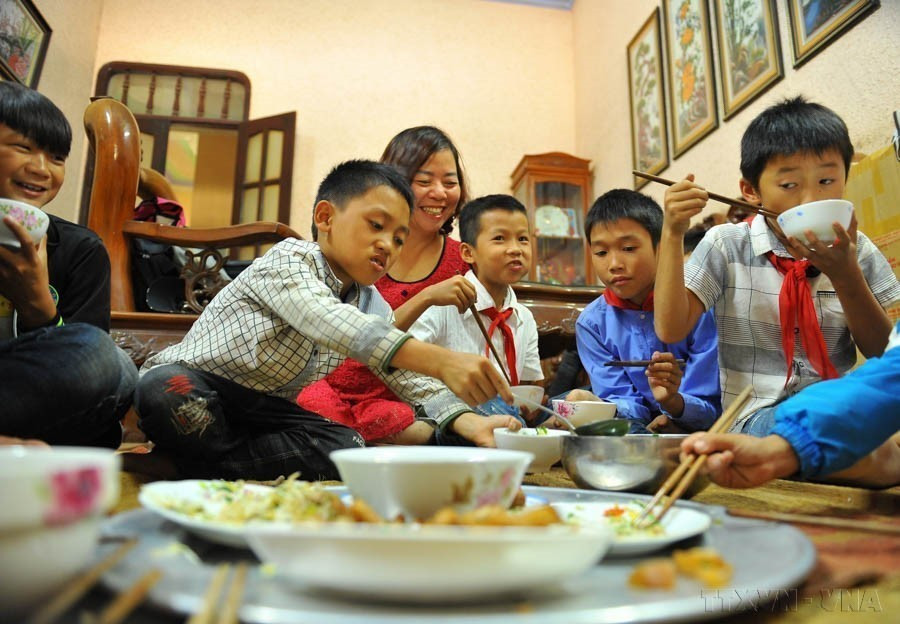 La alegría de la maestra Nguyen Thi Hanh Nguyen cuando ve a sus hijos comer platos deliciosos y nutritivos todas las tardes. Con su amor por los estudiantes, ha preparado comidas gratis para más de 30 alumnos al mediodía durante seis años consecutivos. Sus alumnos la aman y la llaman cariñosamente "Madre Nguyen". (Foto: VNA)