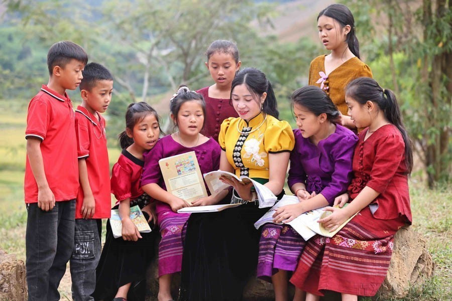Quang Thi Xuan, subdirectora de la escuela primaria para minorías étnicas Muong Lan, y los estudiantes. La escuela se ubica en una comuna particularmente difícil del distrito fronterizo de Sop Cop, provincia de Son La. Foto: VNA