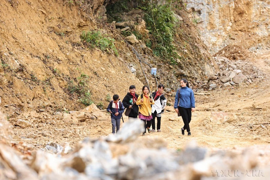 Todos los días, la maestra Vu Thi Le de la escuela secundaria para minorías étnicas Pa Vay Su, comuna de Pa Vay Su, distrito de Xin Man (Ha Giang) acompaña a los estudiantes a clase. (Foto: VNA)