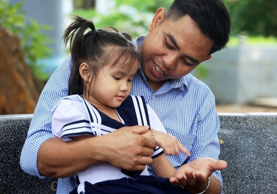 El maestro Cao Van Truyen, de la minoría étnica Raglai en el distrito montañoso de Khanh Son (Khanh Hoa), enseña en la clase del jardín de infantes de la escuela primaria Truong Sa y siempre es muy querido por los niños. (Foto: VNA)