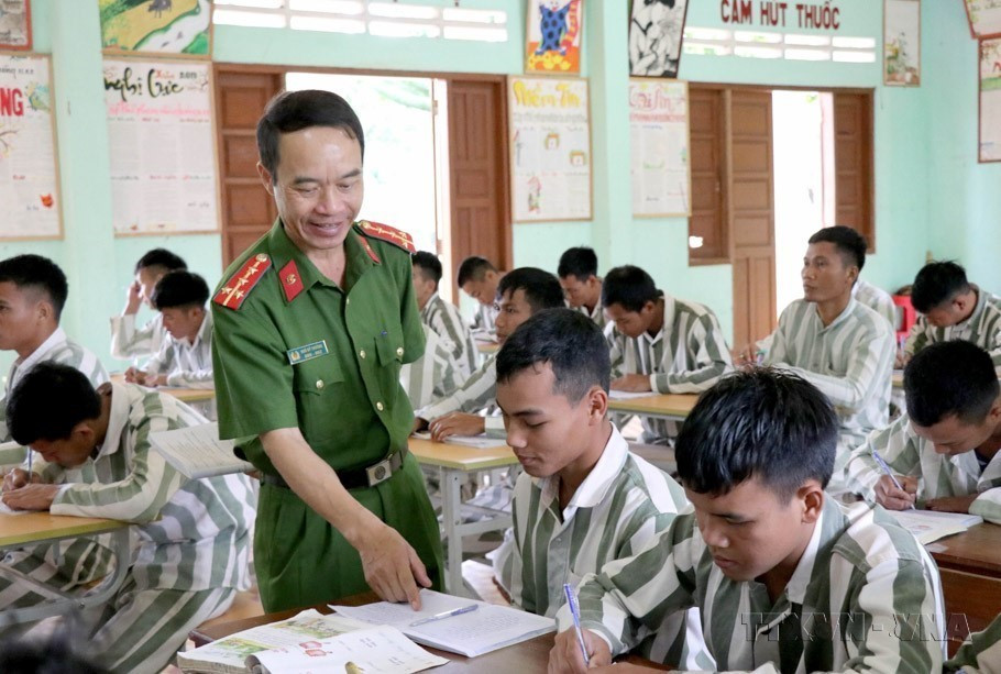La alfabetización en la prisión de Gia Trung (Mang Yang, Gia Lai) ayuda a miles de presos a hacer cálculos básicos. (Foto: VNA)