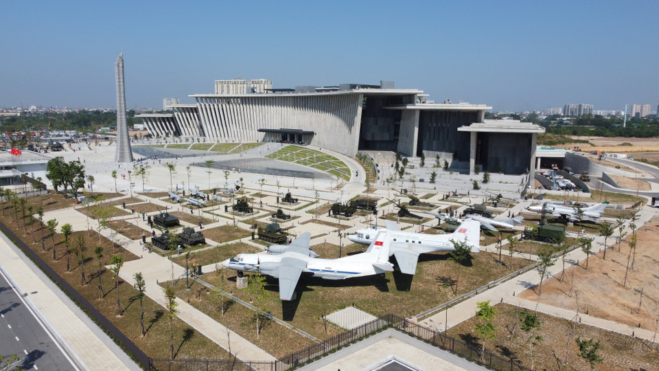 A ambos lados del Museo de Historia Militar de Vietnam se ubican áreas de exhibición al aire libre. (Foto: VNA)