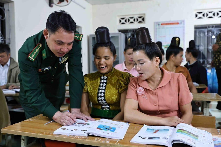 Con más de 20 años impartiendo clases de alfabetización para personas étnicas, el maestro militar de rango azul Lo Van Thoai (Estación de Guardia Fronteriza de Nam Lach, Son La) ha sido galardonado muchas veces por el Departamento de Educación y Formación y la Asociación para la Promoción de la Educación de la Provincia con certificados de mérito. (Foto: VNA)