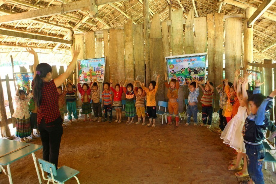 Los profesores "arraigados" del jardín de infancia de Tham Xet (distrito de Thuan Chau, provincia de Son La), con su amor por la profesión y dedicación a los estudiantes de las tierras altas, han contribuido a llevar la alfabetización y la luz del conocimiento al mundo. (Foto: VNA)