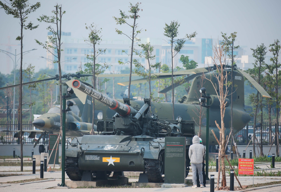 Los visitantes visitan el área de exhibición al aire libre del Museo de Historia Militar de Vietnam. (Foto: VNA)