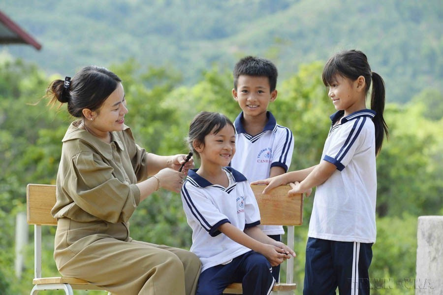 La alegría de la joven profesora Nguyen Thi Chau Sa y de los alumnos de la escuela primaria de la comuna de Canh Lien, escuela de la aldea de Chom, distrito de Van Canh, provincia de Binh Dinh. (Foto: VNA)