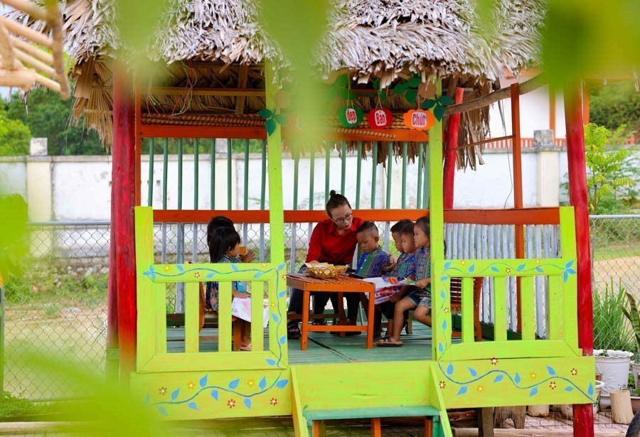 En el año escolar 2024-2025, los profesores y estudiantes del jardín de infancia de la aldea de Rao Tre (comuna de Huong Lien, distrito de Huong Khe, provincia de Ha Tinh) estudian en aulas nuevas y espaciosas con un buen ambiente de aprendizaje para un desarrollo integral. (Foto: VNA)