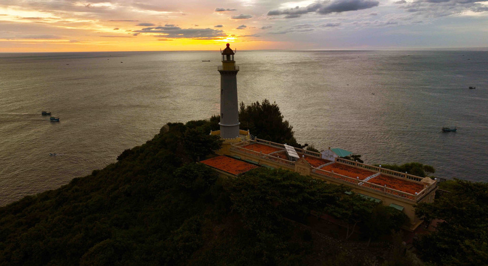 El faro Dai Lanh en la comuna de Hoa Tam, distrito de Dong Hoa, provincia de Phu Yen, es el lugar donde se recibe el primer amanecer de la Patria. (Fuente: VNA)