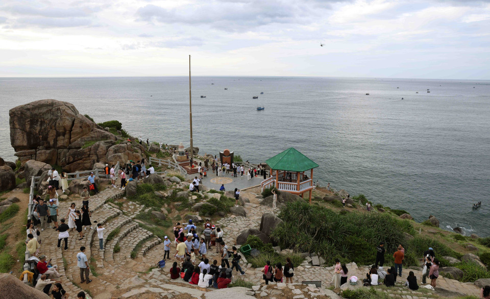 Los turistas visitan el cabo Dien en la comuna de Hoa Tam, distrito de Dong Hoa, el lugar donde se recibe el primer amanecer de la Patria. (Fuente: VNA)
