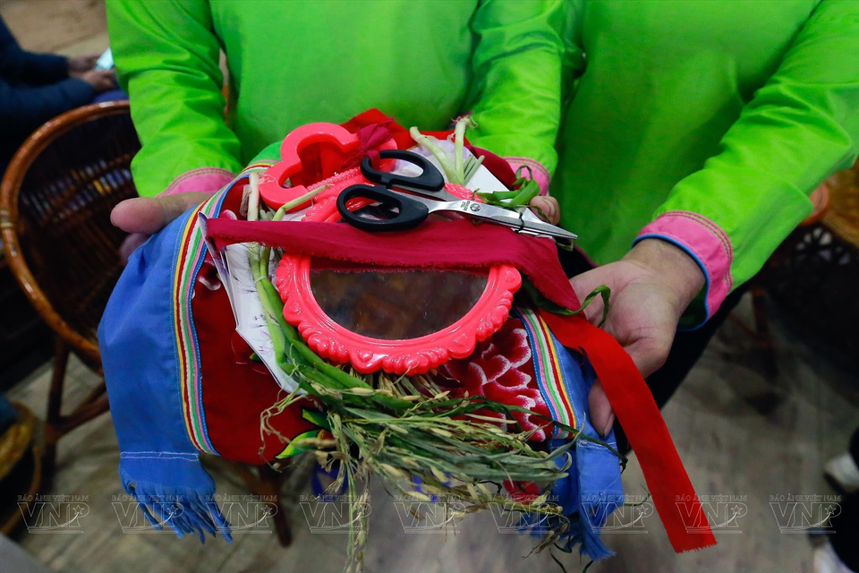 Según la costumbre, los casamenteros del novio traerán objetos que simbolizan la suerte y la prosperidad para obsequiarlos a la novia el día de la boda. (Foto: Revista Ilustrada de Vietnam)