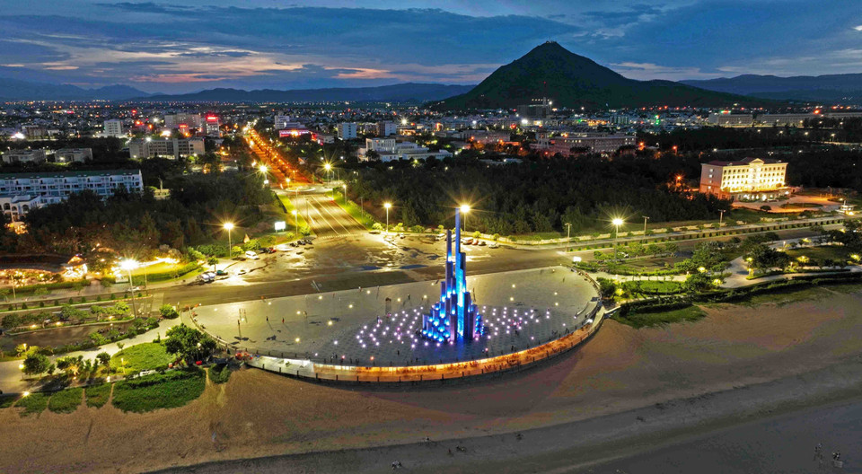 La torre Nghing Phong en la ciudad de Tuy Hoa es brillante por la noche. (Fuente: VNA)