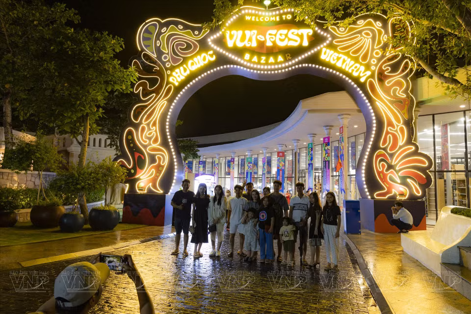 El mercado nocturno de Vui Phet – Vui-Fest Bazaar es un destino atractivo de Phu Quoc, donde se converge la cultura y el arte. (Foto: Revista ilustrada de Vietnam)